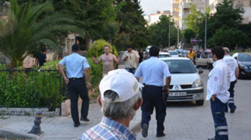 İzmir'in g&ouml;beğinde &ccedil;ıplak adam şoku