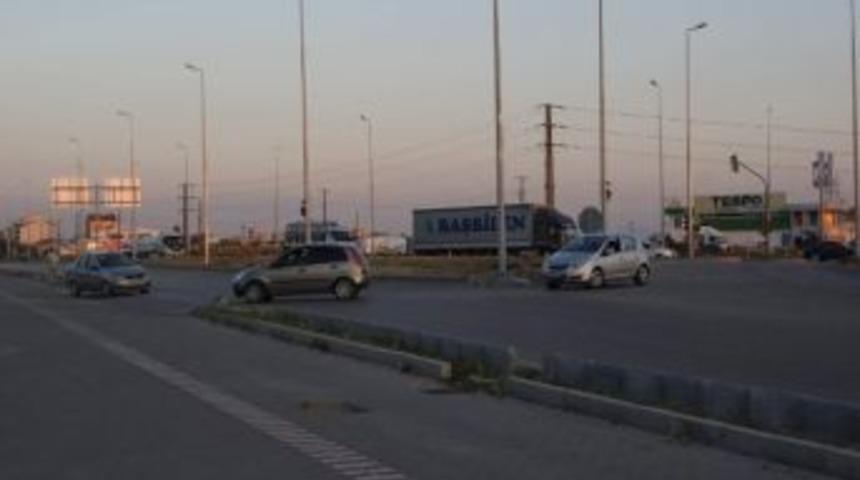 Bu Kavşak Kazaya Davetiye &Ccedil;ıkarıyor