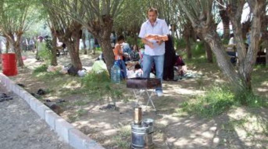 Sivas'ta Sıcaktan Bunalanlar Kılı&ccedil;kaya Barajı &Ccedil;evresinde Serinliyor