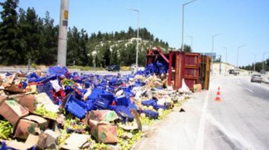 Sebze Kamyonu Kavşakta Devrildi, Domatesler Yere Sa&ccedil;ıldı