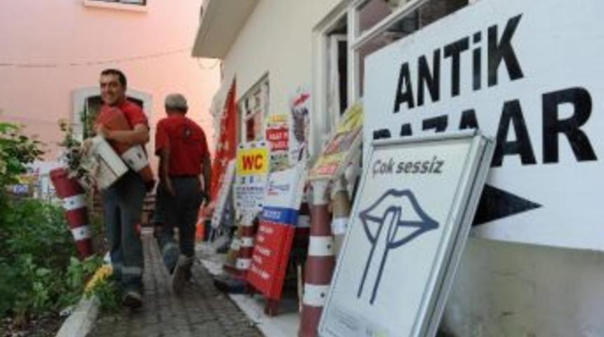 Antalya&rsquo;da Kaldırımlardaki Levha Ve Tabelalar Kaldırılıyor