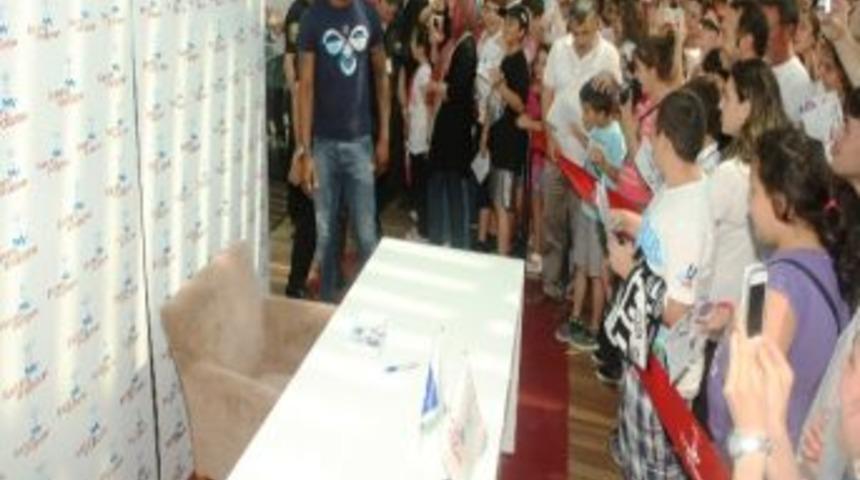 Pascal Nouma Forum Trabzon&rsquo;da Hayranlarına İmza Dağıttı