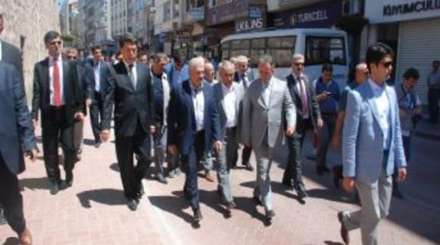 Bakan Yıldırım'a Parti Binasında D&ouml;viz S&uuml;rprizi