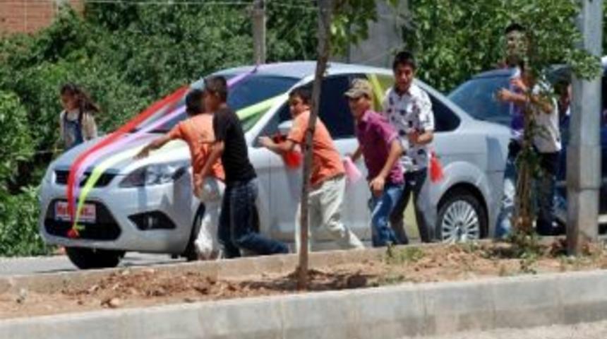 &Ccedil;ocuklar Para Almak İ&ccedil;in Gelin Arabalarının &Ouml;n&uuml;ne &Ccedil;ıkıyor