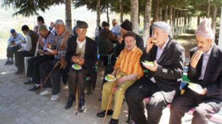 Vali Yardımcısı Ateş, Huzurevi Sakinlerinin Babalar G&uuml;n&uuml;n&uuml; Kutladı