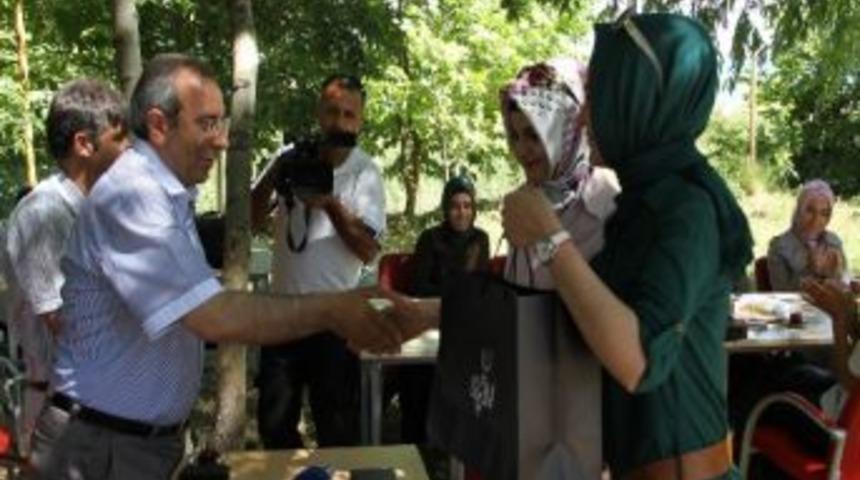 Rekt&ouml;r Prof.dr. Battal&rsquo;ı Duygulandıran Hediye