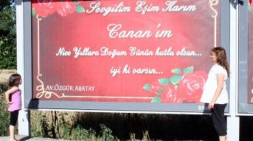 Bıllboardlu Doğum G&uuml;n&uuml; Kutlaması