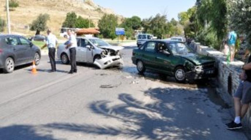 Fo&ccedil;a&rsquo;da Trafik Kazası: 2 Yaralı