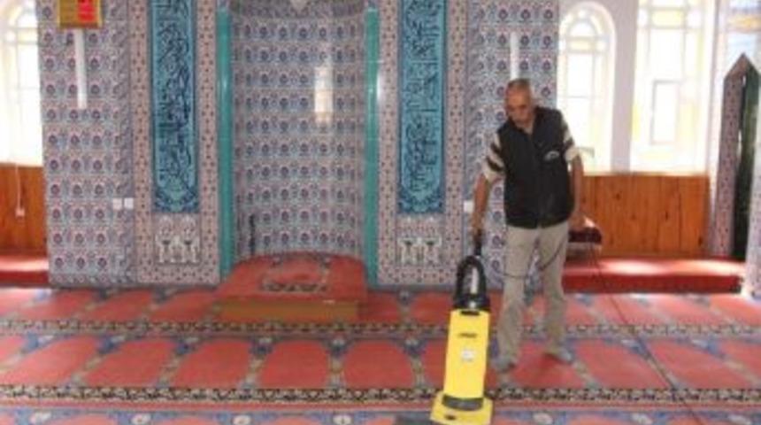 &Ccedil;ayırova'da Camiler Temizleniyor
