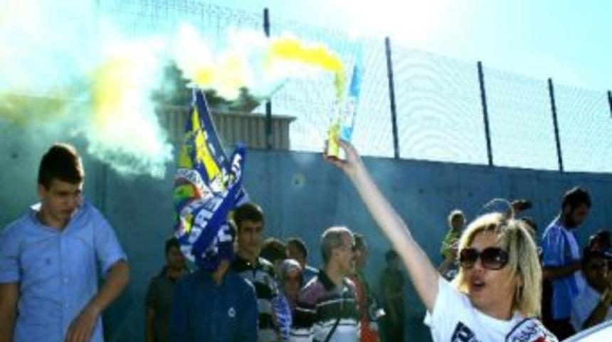 &ldquo;babalar G&uuml;n&uuml;&rdquo;de Fenerbah&ccedil;e Taraftarlarından Metris &Ccedil;ıkarması