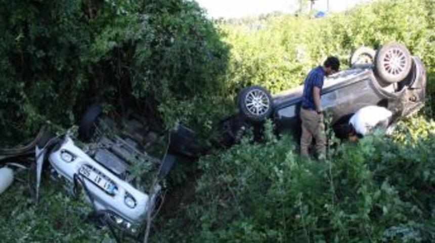 TEM'de Otomobil Ve Minib&uuml;s Şarampole Yuvarlandı: 5 Yaralı