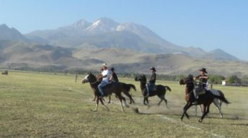 Sindelh&ouml;y&uuml;k 1. Atlı Cerit Yarışması Yapıldı