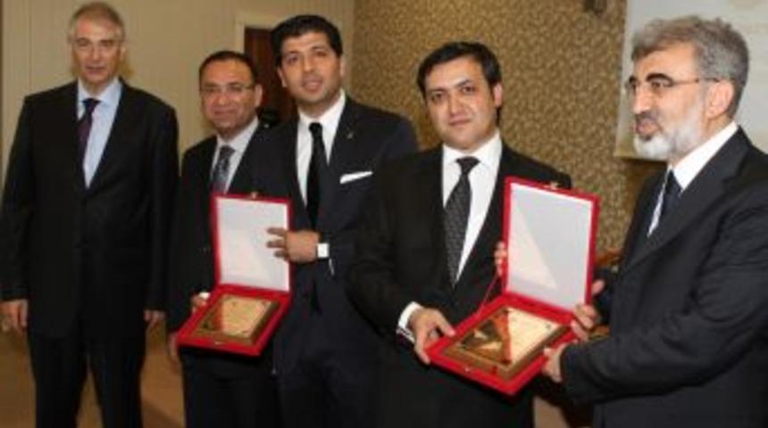 Ak Partili Aydın &ouml;d&uuml;l&uuml;n&uuml; aldı