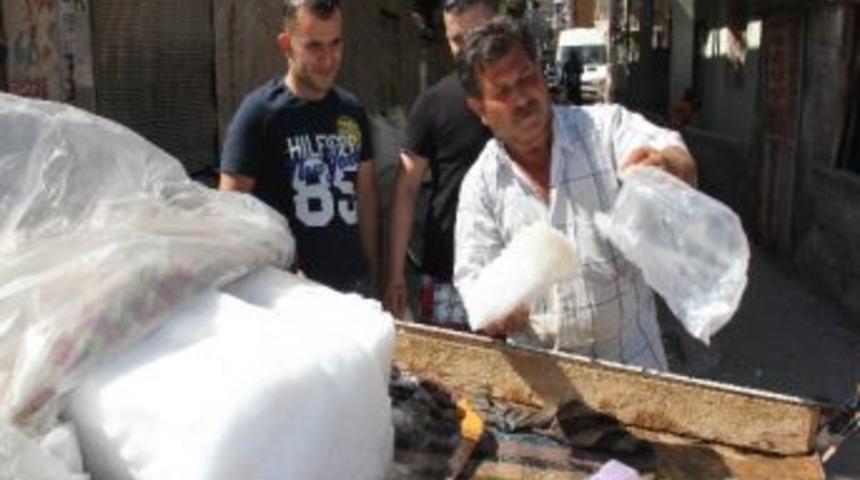 Kar Satarak Sıcaktan Bunalan Adanalılar'ı Serinletiyor