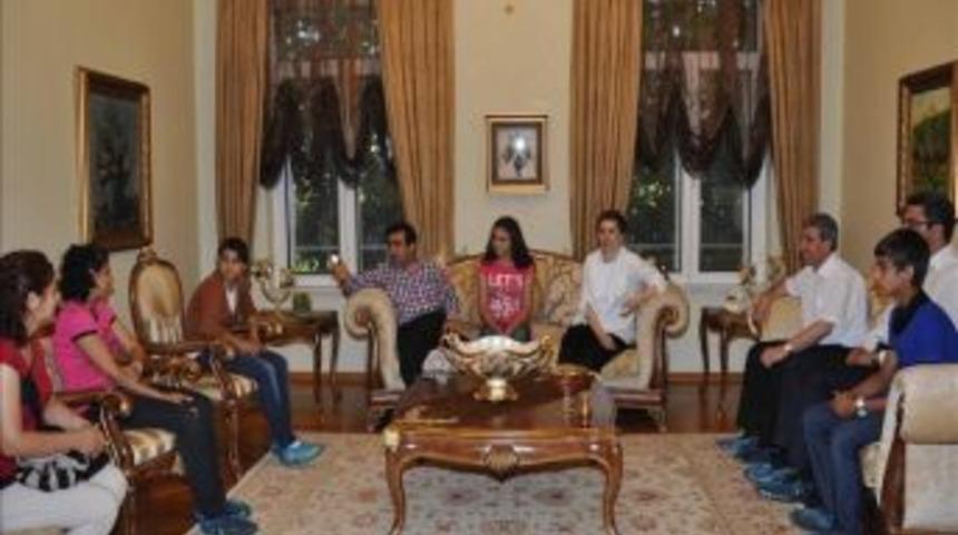 Yuva &Ccedil;ocuklarının Vali G&uuml;zeloğlu&rsquo;na Babalar G&uuml;n&uuml; Ziyareti