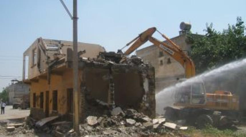 Kozan'da Yol Genişletme &Ccedil;alışmaları S&uuml;r&uuml;yor