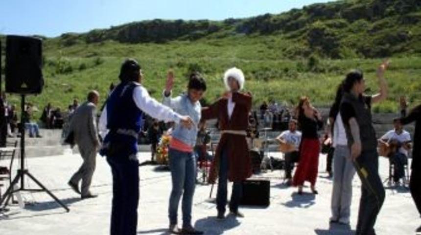 Kars Aşıklar Bayramı Kent Ormanı&rsquo;nda Ş&ouml;len Havası&rsquo;nda Ge&ccedil;ti