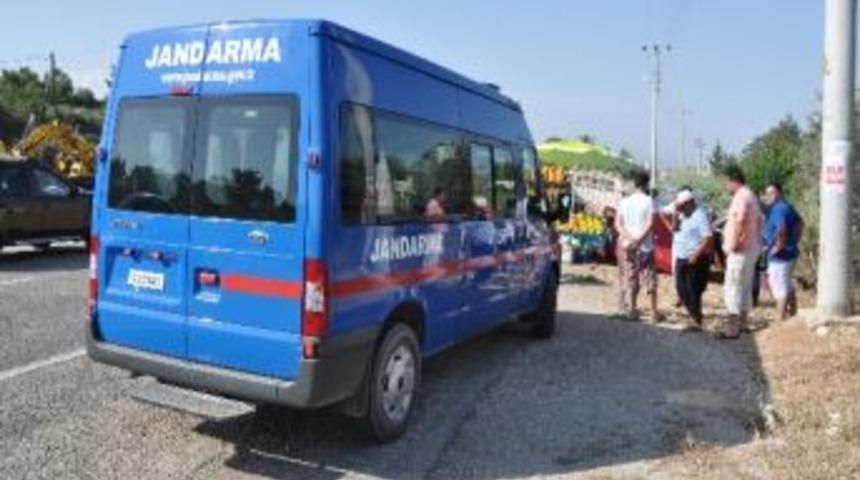 Otomobil Manava Girdi: 1 &Ouml;l&uuml;, 5 Yaralı