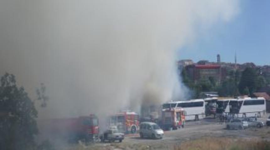 &Ccedil;ay Ocağındaki Yangın, Tarihi Etlik Garajı&rsquo;ndaki 8 Işyerini K&uuml;l Etti