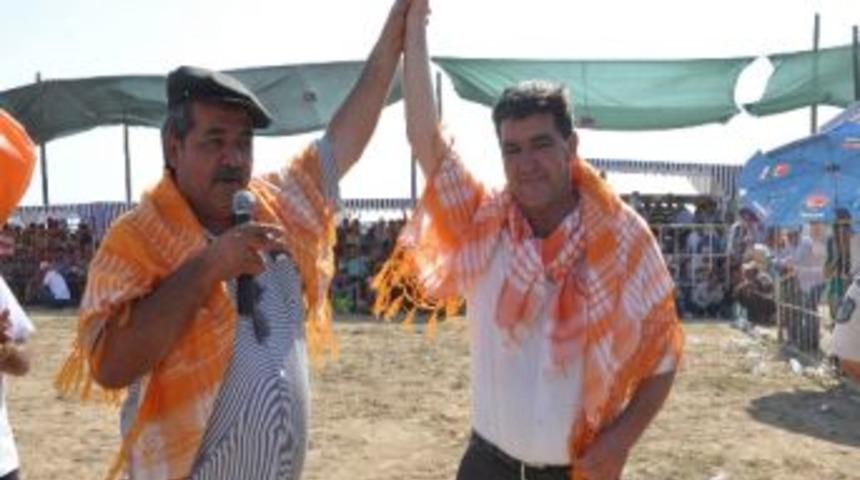 &Uuml;niversiteli Kızlar Yararına Boğa G&uuml;reşi