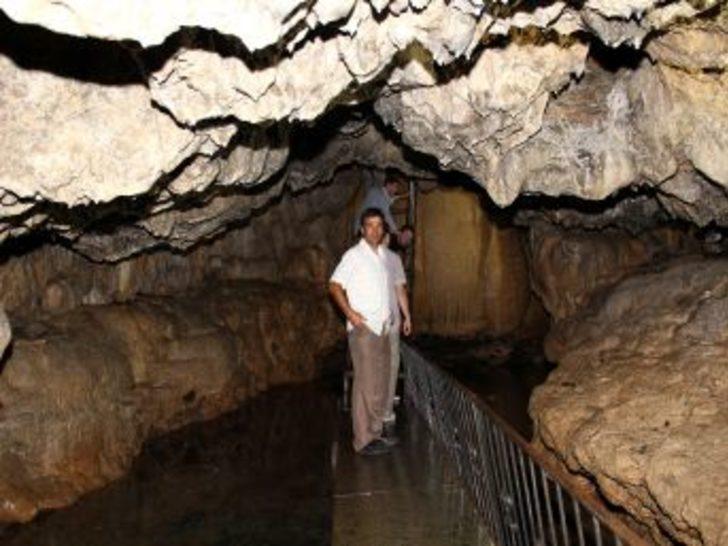 Turistler 'doğal Buzdolabı' Yerküpe Mağarası'nda Serinliyor