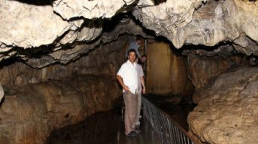 Turistler 'doğal Buzdolabı' Yerk&uuml;pe Mağarası'nda Serinliyor