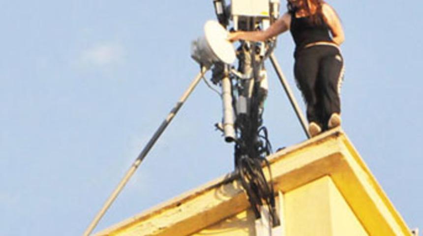 Otel &ccedil;atısında intihar şov