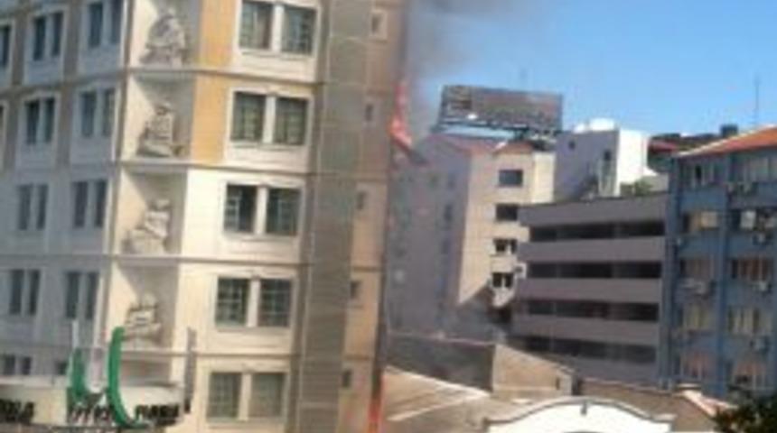 İzmir'deki L&uuml;ks Bir Otelin Bacasında Yangın &Ccedil;ıktı