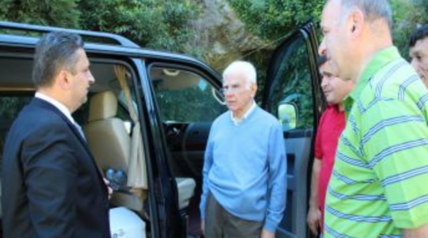 &Uuml;nl&uuml; Beyin Cerrahı Yaşargil'e Madenci Heykeli Hediye Edildi