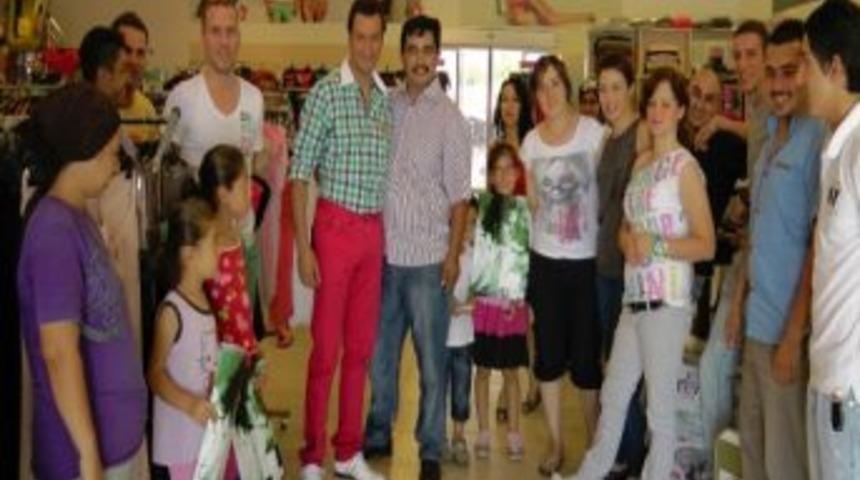 Tayfun Posterlerini Fethiyeli Hayranları İ&ccedil;in İmzaladı