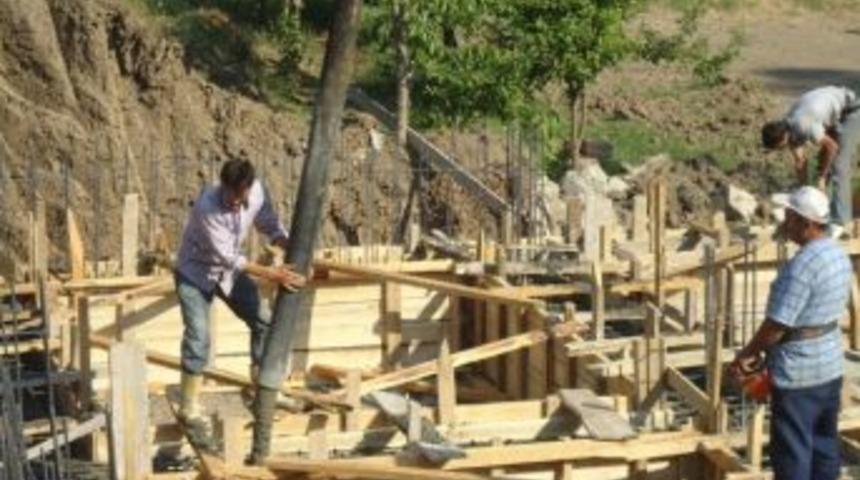 Gazinin Evinin Temeli Sakarya&rsquo;dan G&ouml;t&uuml;r&uuml;len Toprakla Atıldı