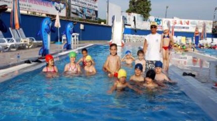 Salihli'de &Ouml;ğrencilerin Havuz Keyfi