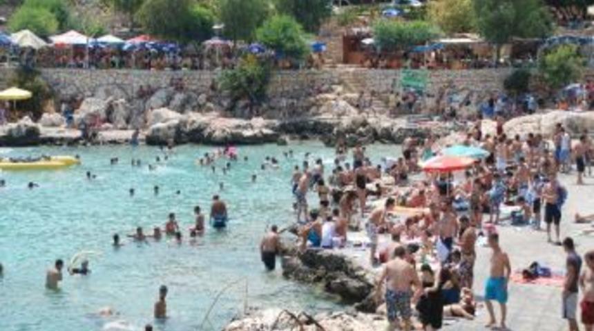 Mersin'de Plajlar Tatilcilerle Doldu
