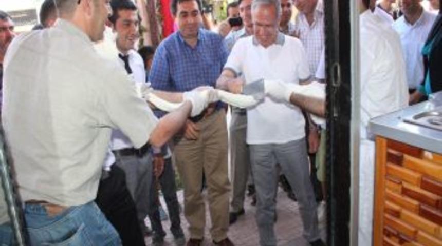 İş Yeri A&ccedil;ılışında Kurdele Yerine Baltayla Dondurma Kesildi