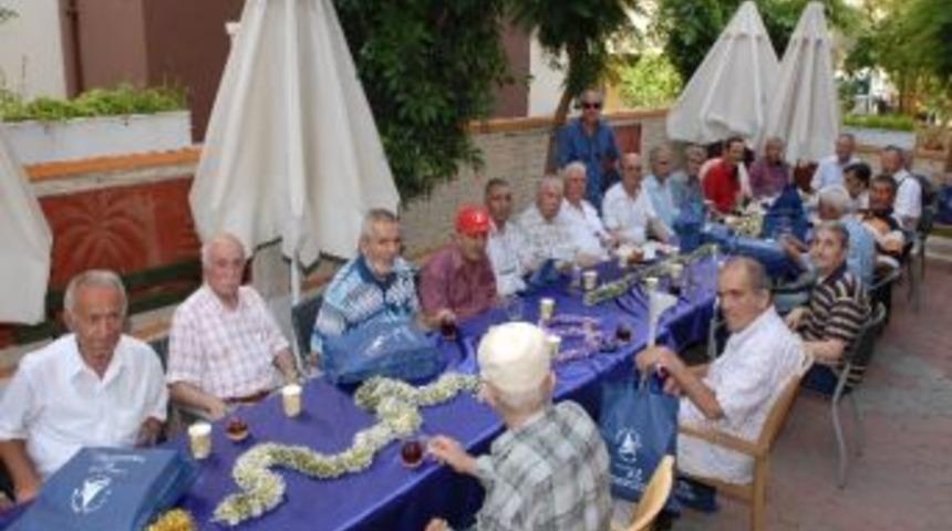 Evcilmen&rsquo;den Huzurevi&rsquo;ne Babalar G&uuml;n&uuml; Ziyareti