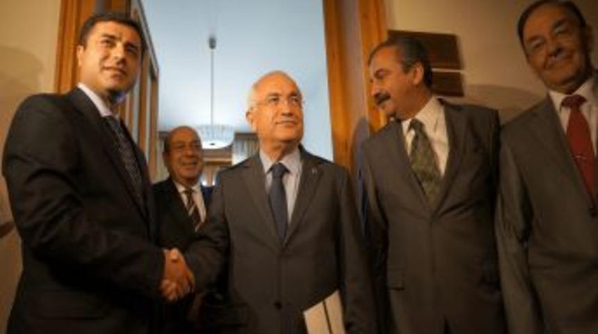 Meclis Başkanı &Ccedil;i&ccedil;ek, Demirtaş'la G&ouml;r&uuml;ş&uuml;yor