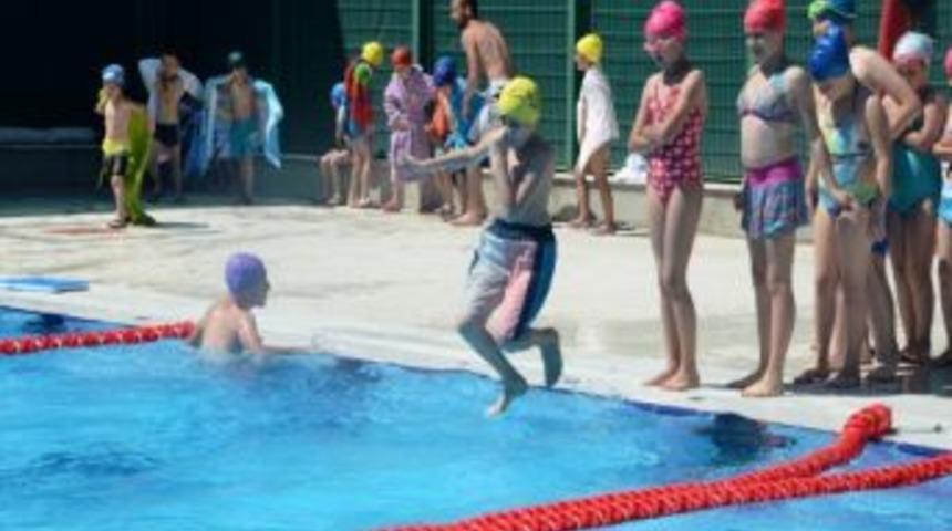 Minik Eller Kula&ccedil; Atmayı &Ouml;ğreniyor