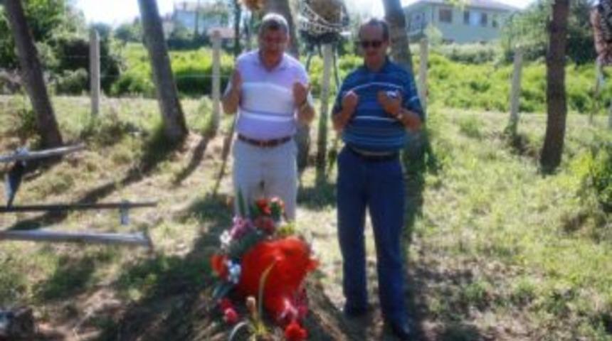 K&ouml;pr&uuml; Faciasında Hayatını Kaybeden Kemal G&uuml;lşen&rsquo;e, Oğlu Mithat G&uuml;lşen&rsquo;den Kabir Ziyareti