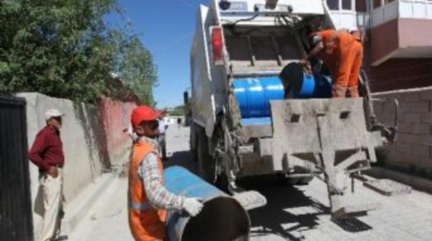 Van Belediyesi 15 Mahallede &Ccedil;&ouml;p Bidonu Dağıtımına Başladı