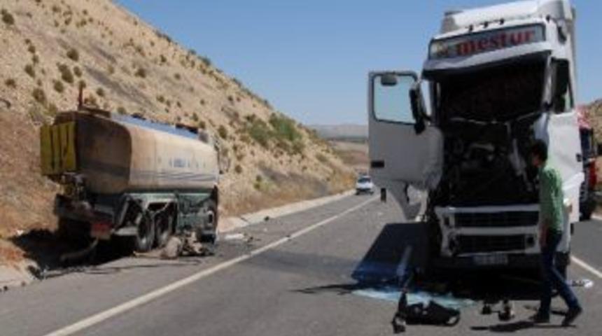 Tır Su Tankerine &Ccedil;arptı: 8 Yaralı