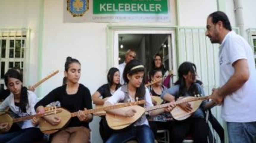 &Ccedil;amaşır Evlerinde &Ccedil;ocuklara Bağlama Dersi