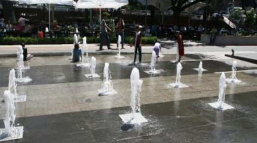 Trabzon&rsquo;da Denize Gidemeyen &Ccedil;ocuklar Su Parkında Serinliyor