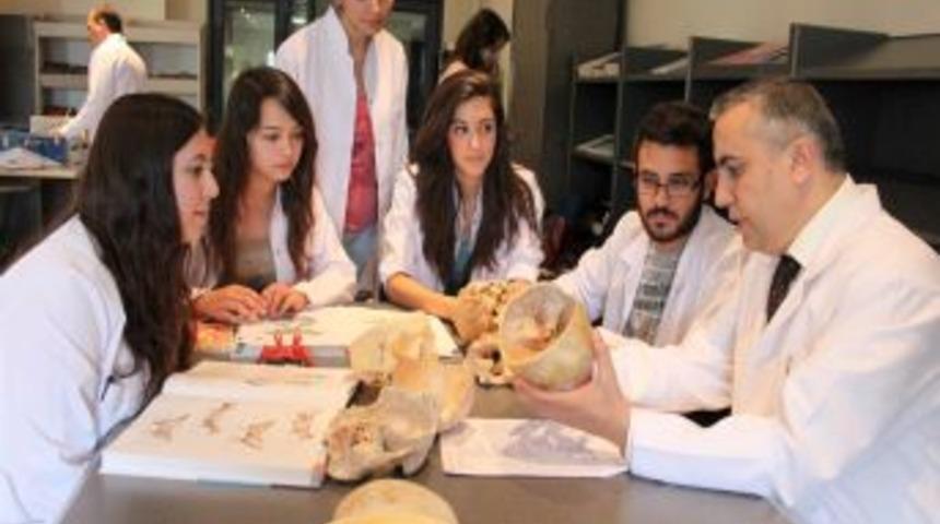 İK&Ccedil;&Uuml; Tıp Fak&uuml;ltesi'nde Ilk Yıl Başarısı