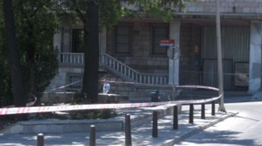 Deniz M&uuml;zesi &Ouml;n&uuml;nde Ş&uuml;pheli &Ccedil;anta Alarmı