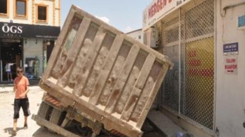 Milas&rsquo;ta İş Makinesi Kaza Yaptı