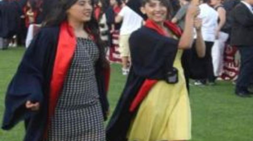 Emniyet M&uuml;d&uuml;r&uuml;n&uuml;n Eşi Onur Belgesi Alarak &Uuml;niversiteden Mezun Oldu