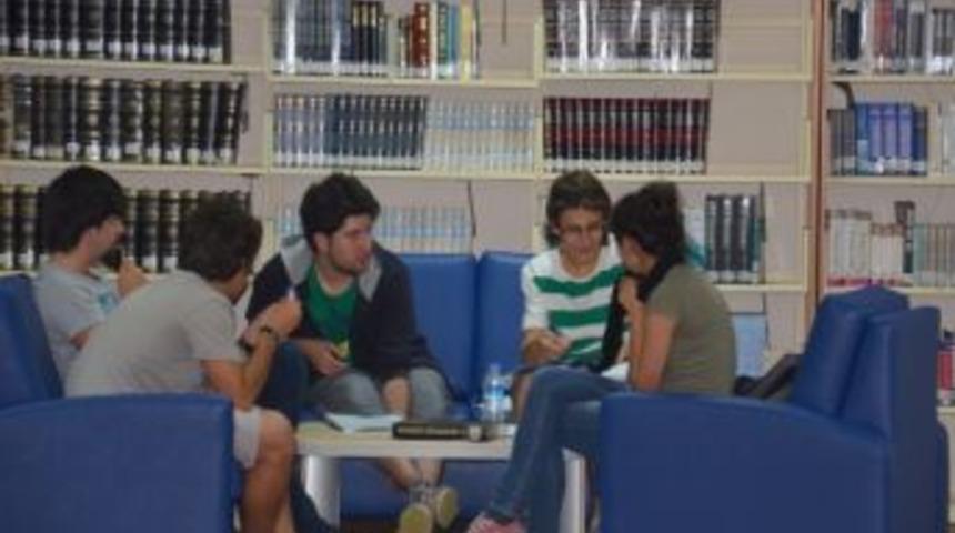 &Ccedil;om&uuml; K&uuml;t&uuml;phanesi'ne Bağışlar S&uuml;r&uuml;yor