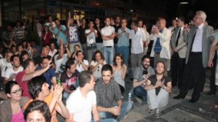 Behzat &Ccedil;. Hayranları Sezon Finalini Sans&uuml;re Karşı Kurulan Dev Ekranda İzledi