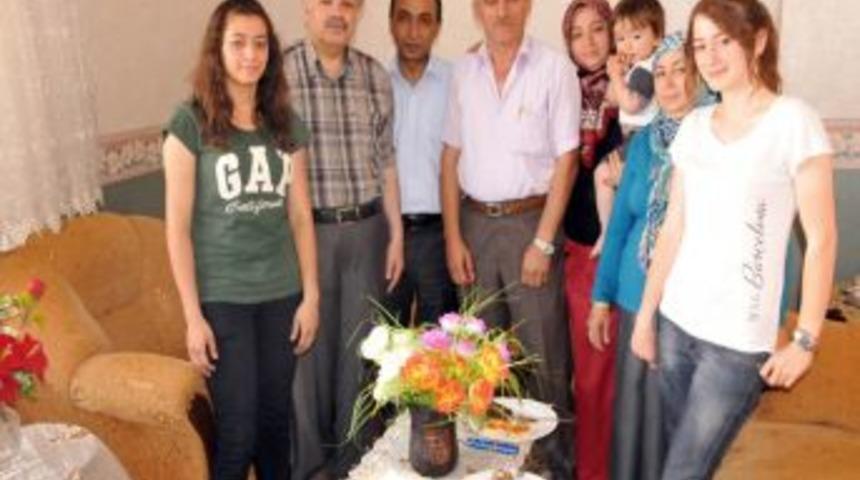 Vali Kahraman, Ev Ziyareti Yapıyor