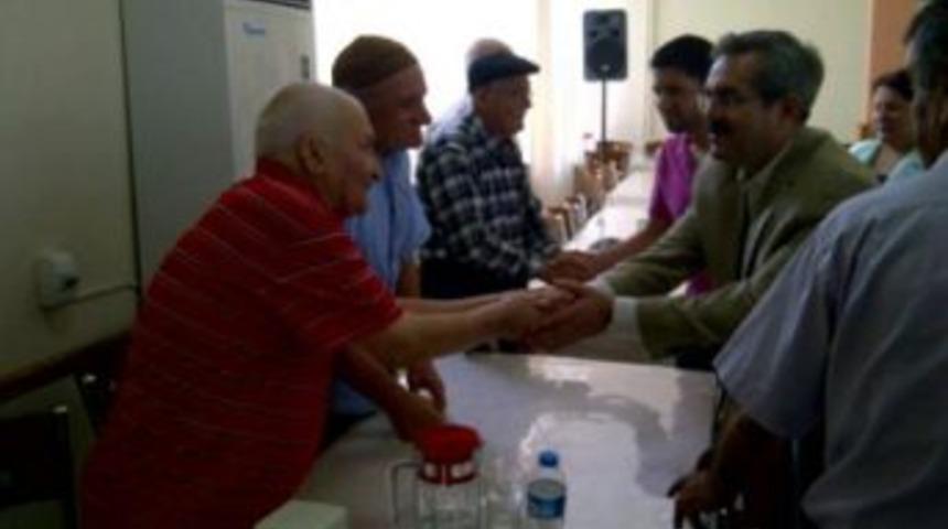 Ak Gen&ccedil;lik &Uuml;n&uuml;var'a Vefa &Ouml;rneği G&ouml;sterdi